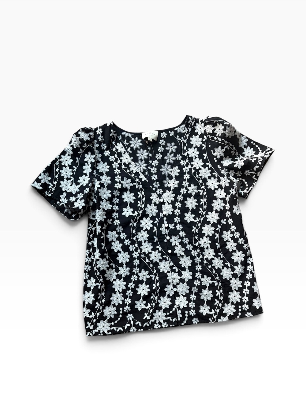Sezane black and white embroidered shirt
Size 36 - US size 4 or small